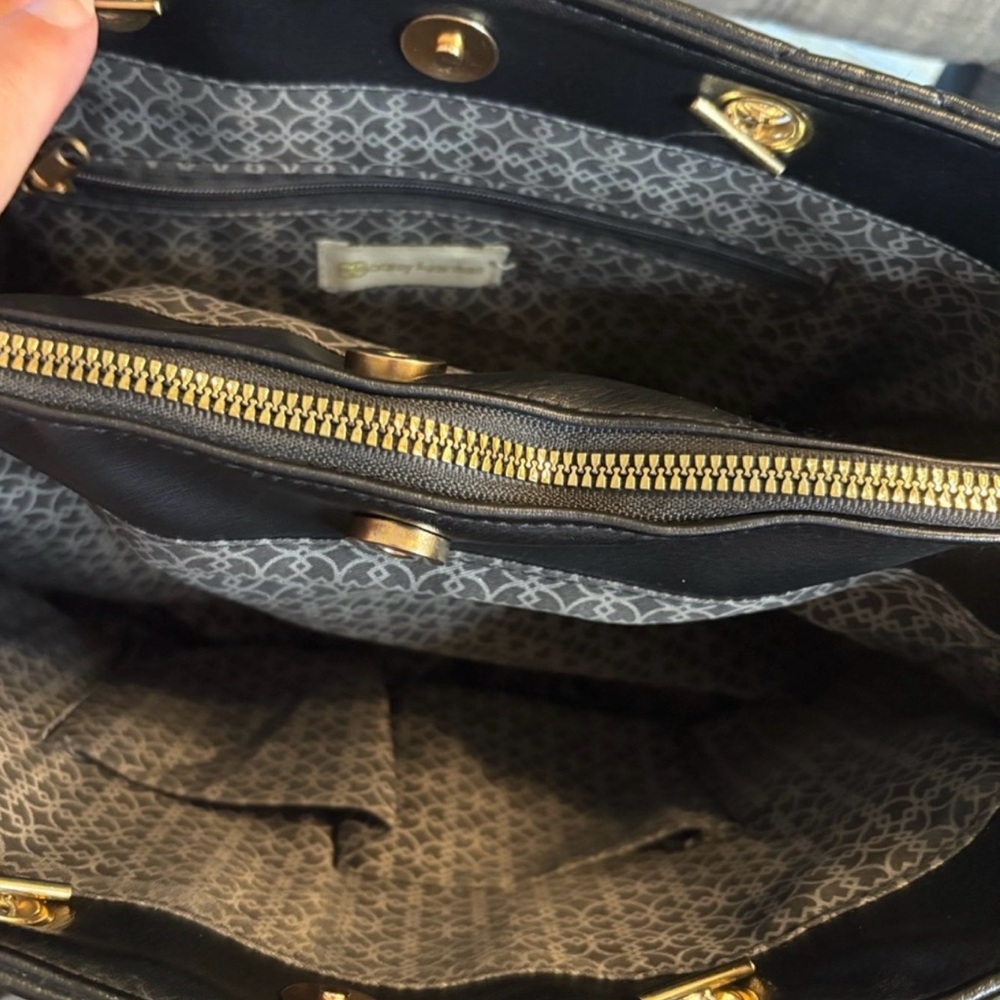 Daisy Fuentes Black and Gold Quilted Shoulder Bag - Picture 3 of 4